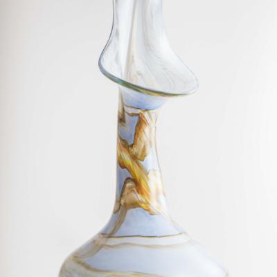 Vase serpent en verre bleu pale