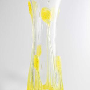 vase en verre transparent avec incrustation jaune